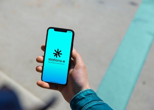 Téléchargez l'application mobile Stations-e, badge virtuel