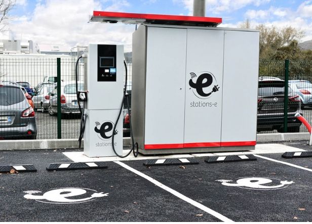 Borne de recharge électrique pour voiture sans permis avec Stations-e