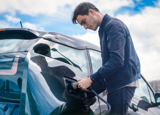 Etape de chargement de voiture électrique sur une borne