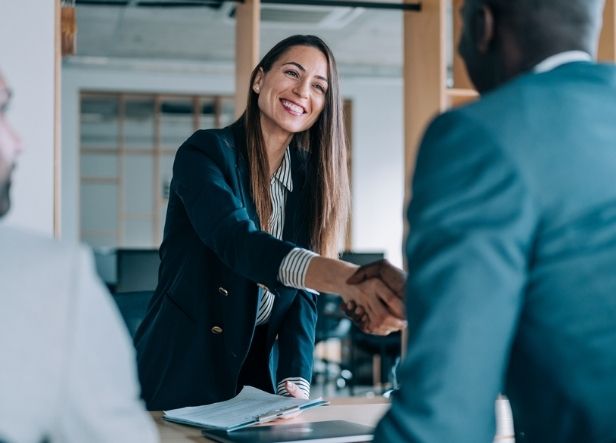 Flotte électrique d'entreprise, facilitez votre transition avec la solution Stations-e, installation et gestion des bornes de recharge électriques sans frais ni gestion