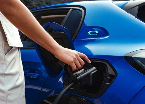 Installer une borne de recharge électrique sans coût ni gestion pour les entreprises