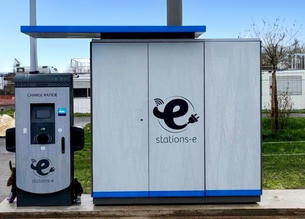 Station multiservices chargement voiture électrique Stations-e