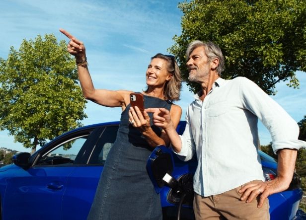 Transformez votre parking en pôle de services avec les stations de recharge électrique multi-services Stations-e
